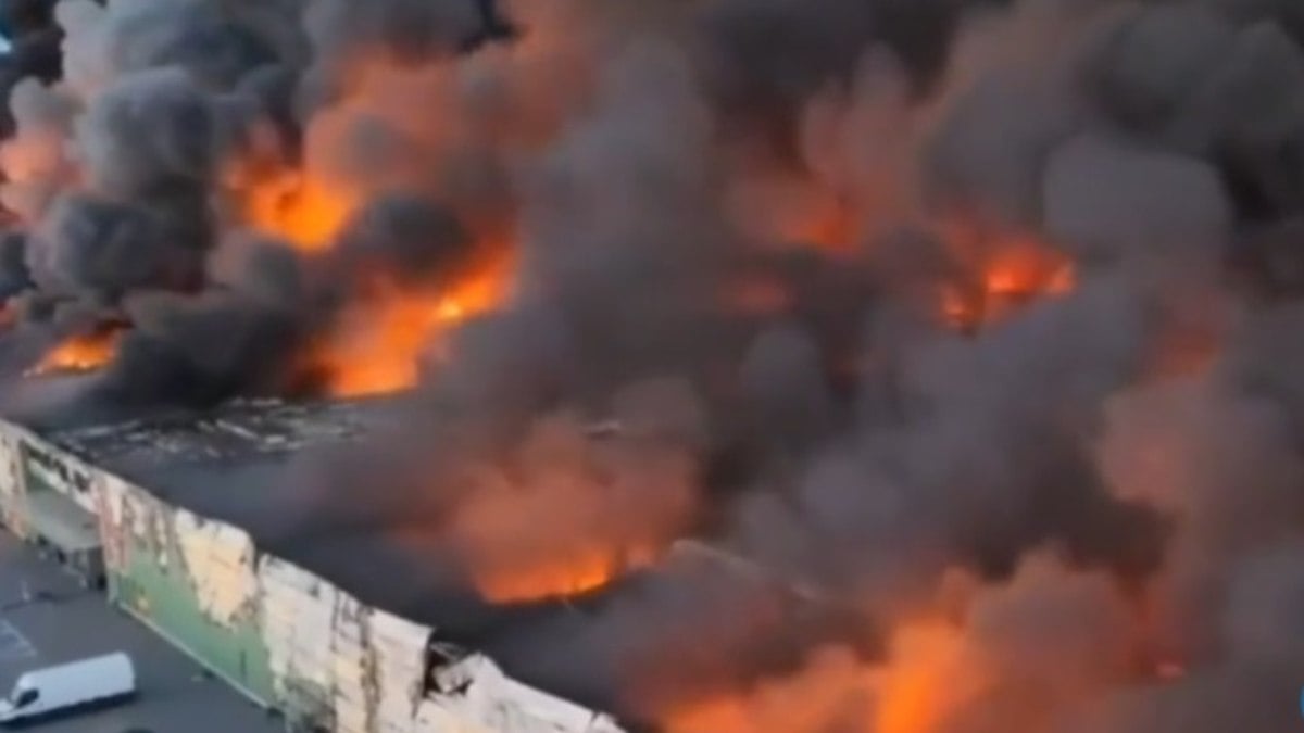 incêndio destrói maior shopping de Varsóvia; fumaça toma cidade incêndio destrói maior shopping de Varsóvia; fumaça toma cidade
