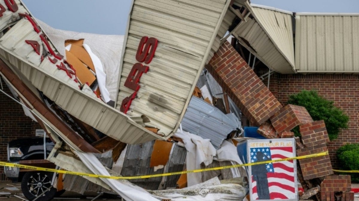 Câmera registra momento em que tornado atinge carro nos EUA Câmera registra momento em que tornado atinge carro nos EUA