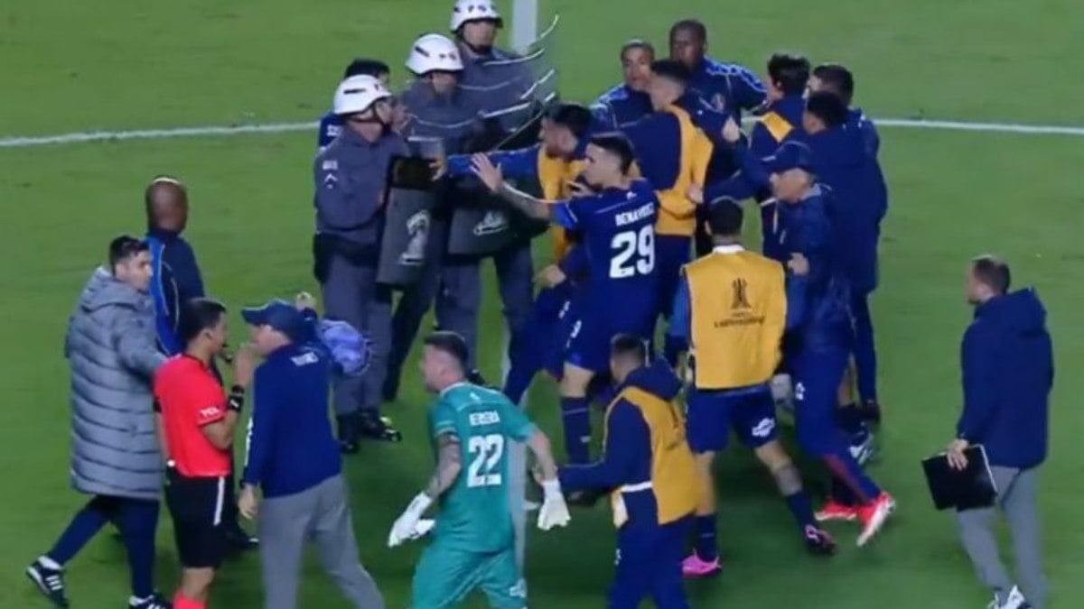 Talleres tem dois jogadores detidos por desacato após derrota Talleres tem dois jogadores detidos por desacato após derrota