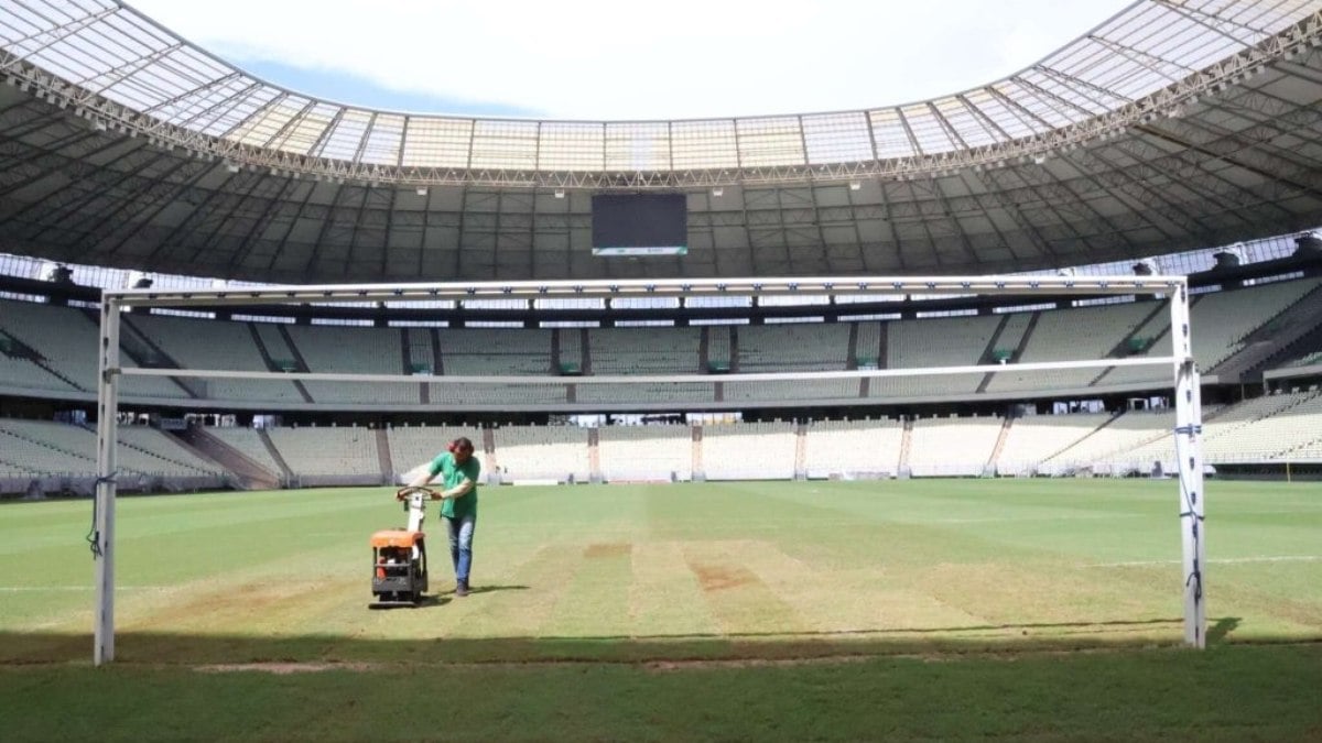 Manutenção no gramado da Arena Castelão tem início, veja fotos Manutenção no gramado da Arena Castelão tem início, veja fotos