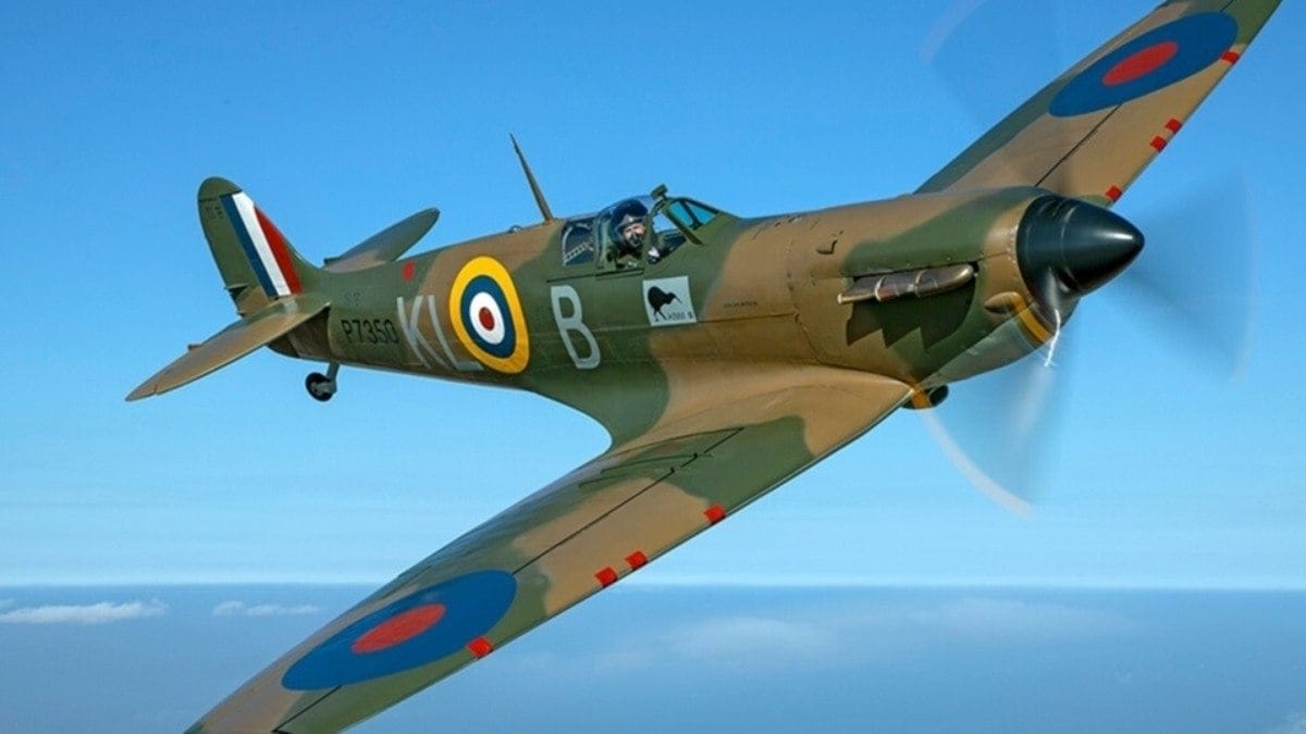 Avião histórico da Segunda Guerra cai na Inglaterra e mata piloto Avião histórico da Segunda Guerra cai na Inglaterra e mata piloto