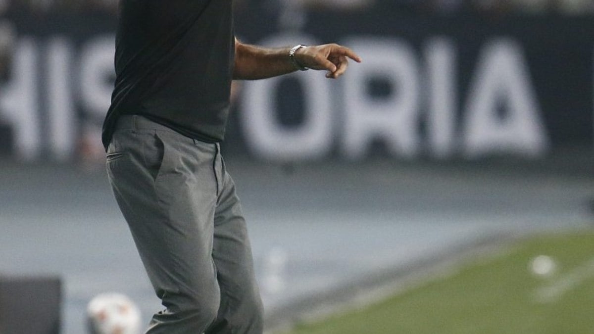 Artur Jorge fala sobre demora no VAR e boa fase de Óscar Romero com a camisa do Botafogo. Artur Jorge fala sobre demora no VAR e boa fase de Óscar Romero com a camisa do Botafogo.