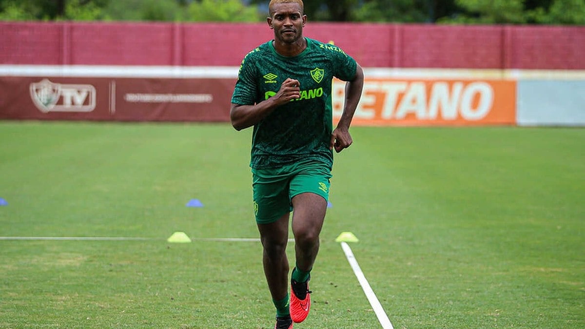 Marlon volta a treinar com bola no Fluminense Marlon volta a treinar com bola no Fluminense