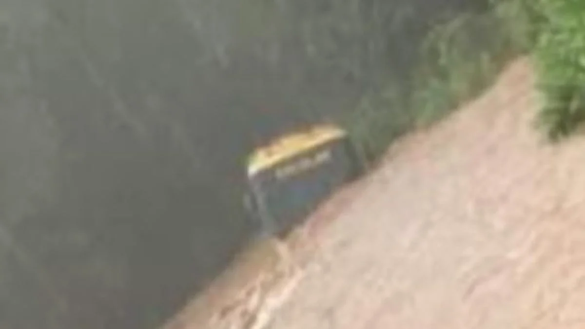 ônibus é arrastado pelas chuvas em Santa Catarina