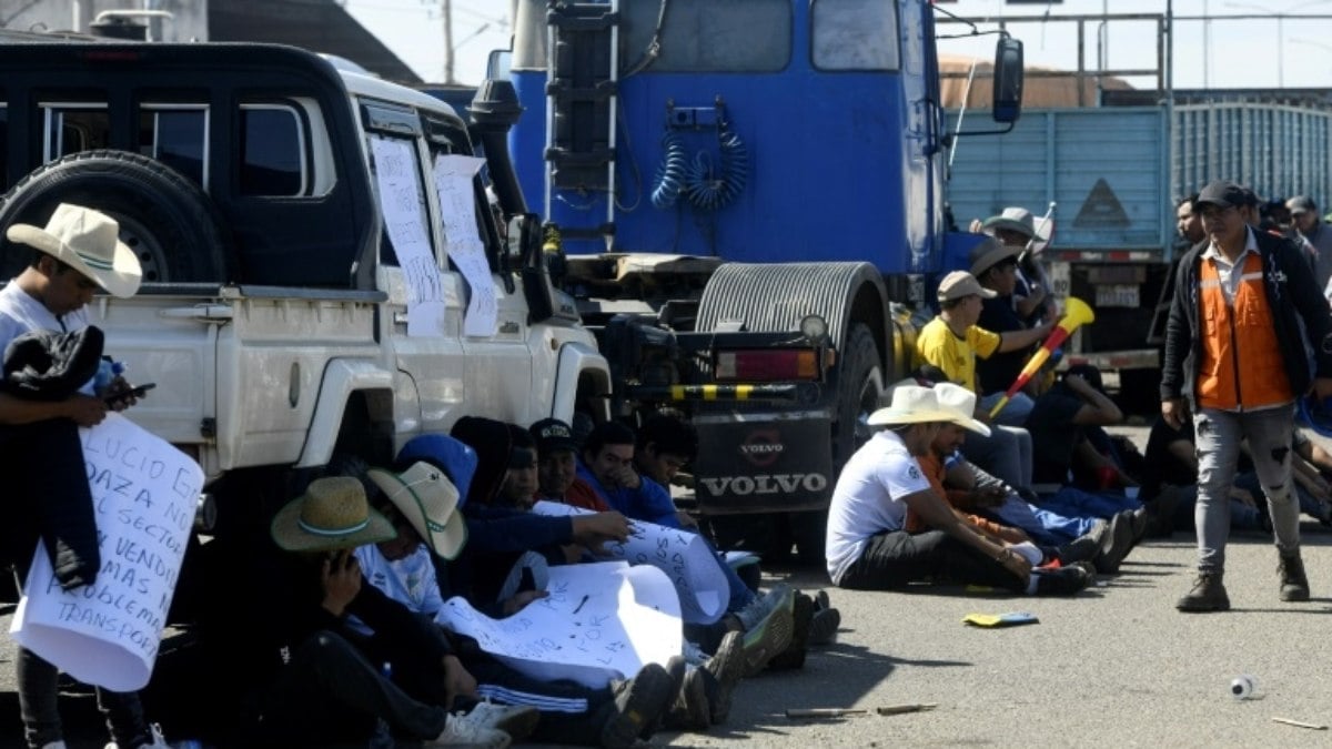 Bolívia enfrenta bloqueios por escassez de dólares, mas governo nega Bolívia enfrenta bloqueios por escassez de dólares, mas governo nega