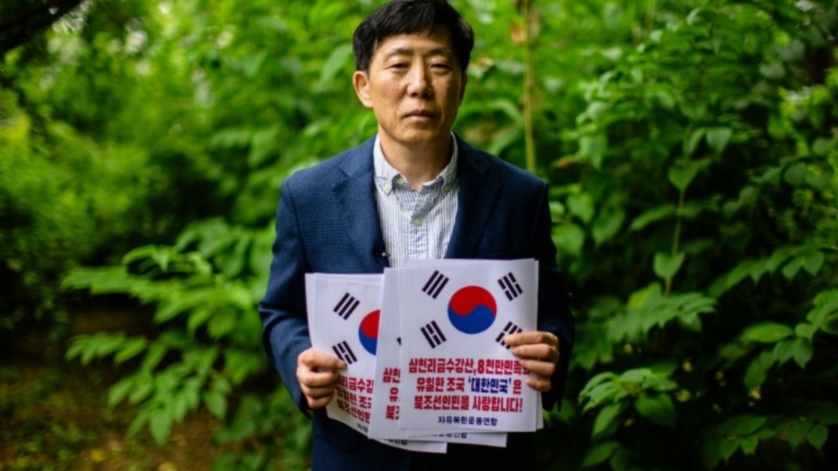 Desertor norte-coreano lança balões com propaganda para derrubar Kim Desertor norte-coreano lança balões com propaganda para derrubar Kim