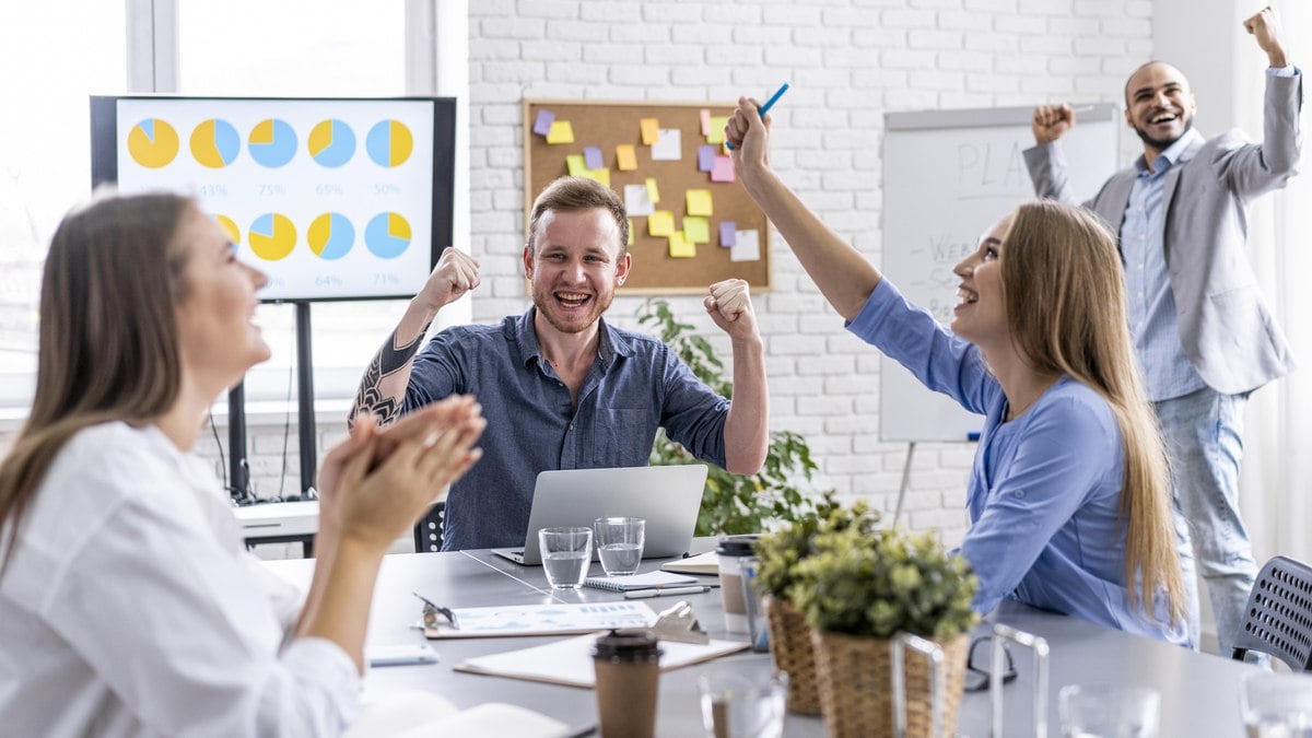 Existe felicidade em horário
comercial? Existe felicidade em horário
comercial?