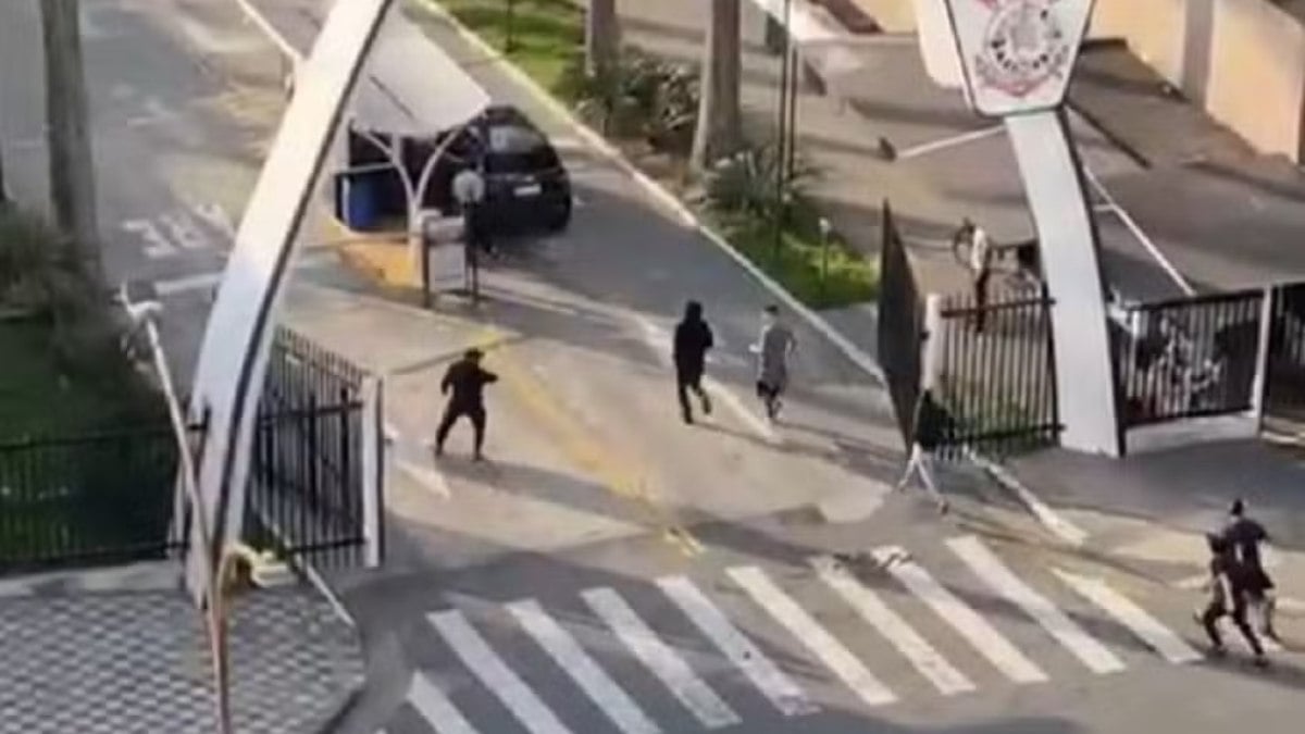 Torcedores invadem o Parque São Jorge e quebram vidro no andar do presidente do Corinthians Torcedores invadem o Parque São Jorge e quebram vidro no andar do presidente do Corinthians