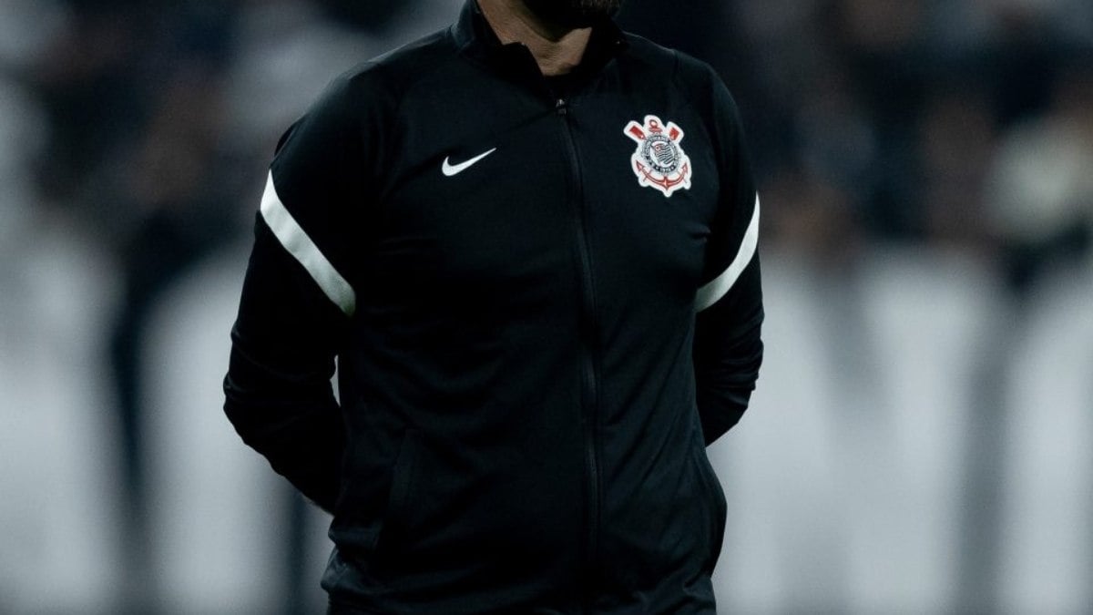 António Oliveira rechaça briga contra o rebaixamento pelo Corinthians após derrota para o Botafogo António Oliveira rechaça briga contra o rebaixamento pelo Corinthians após derrota para o Botafogo