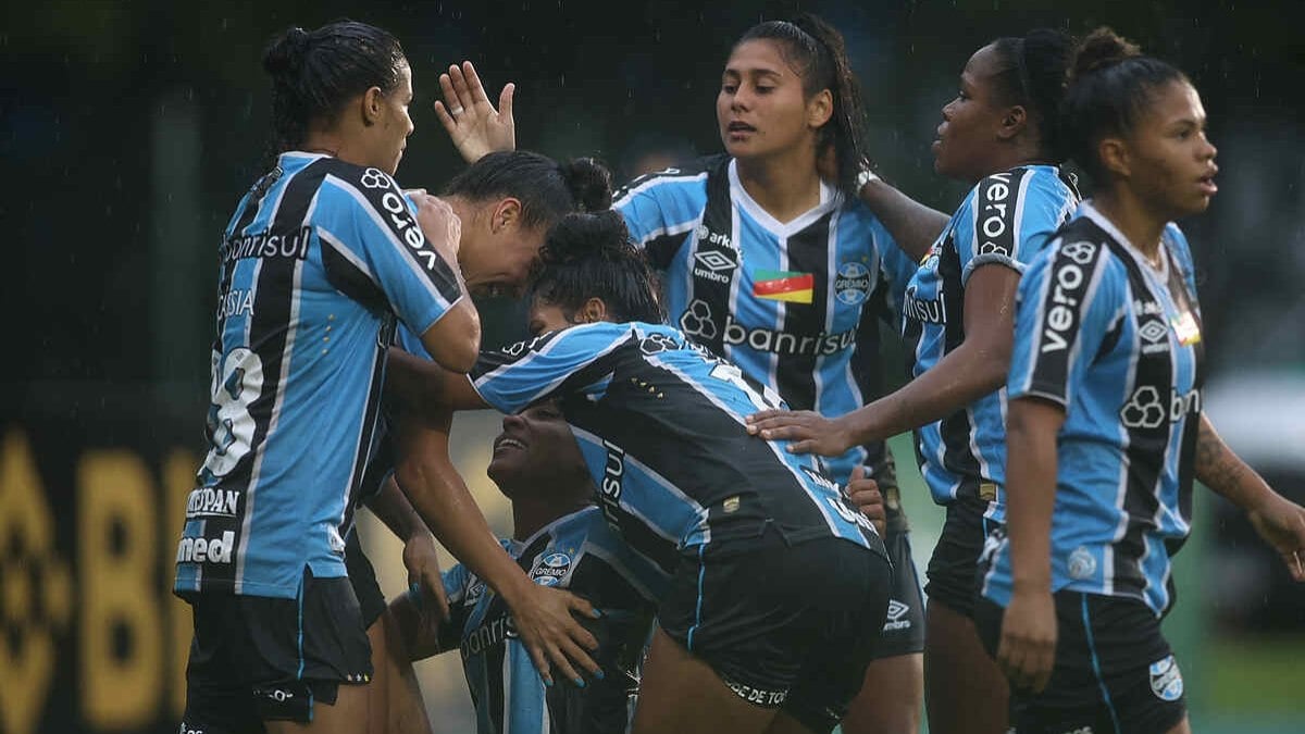 Grêmio vence Cruzeiro em campo encharcado e cola no G8 Grêmio vence Cruzeiro em campo encharcado e cola no G8