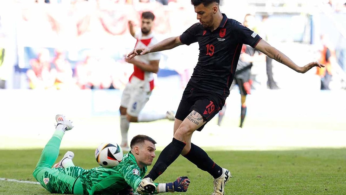 Uefa suspende jogador da Albânia por cânticos contra macedônios e sérvios Uefa suspende jogador da Albânia por cânticos contra macedônios e sérvios