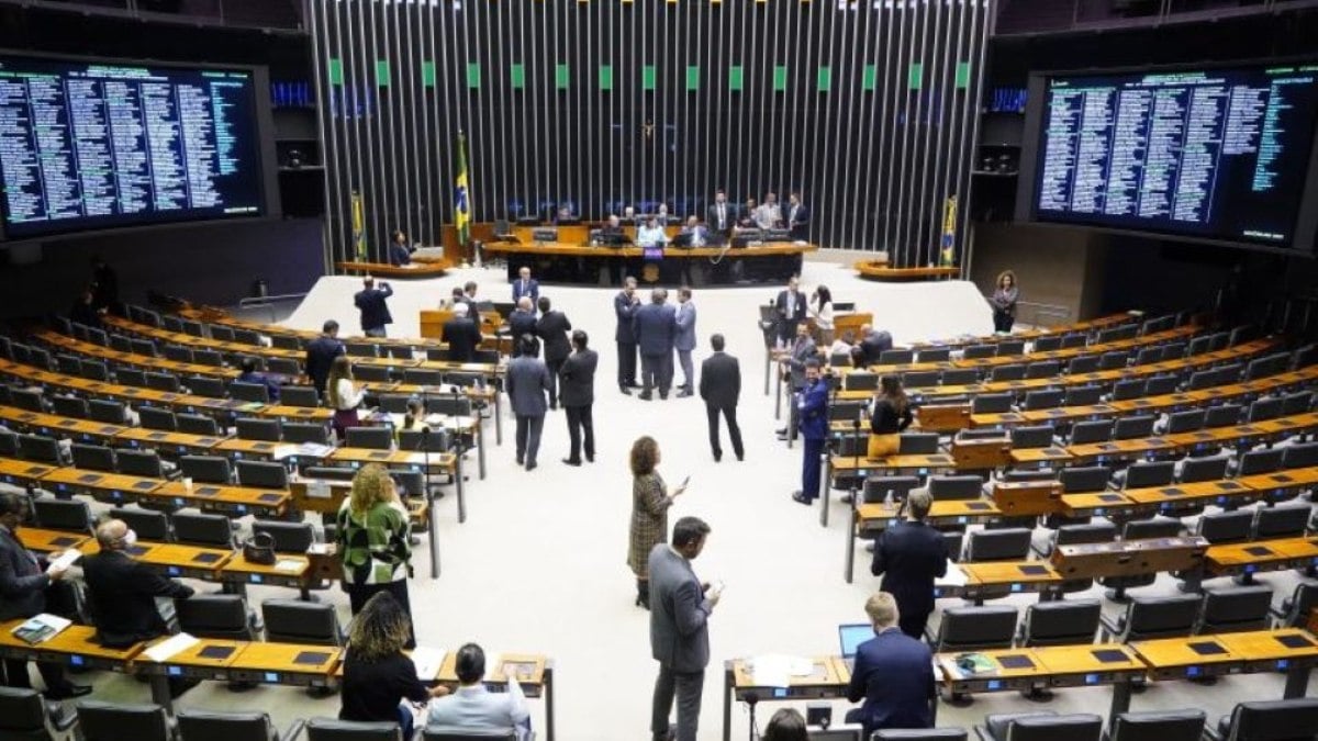 Câmara aprova mudança para suspender deputados envolvidos em brigas Câmara aprova mudança para suspender deputados envolvidos em brigas