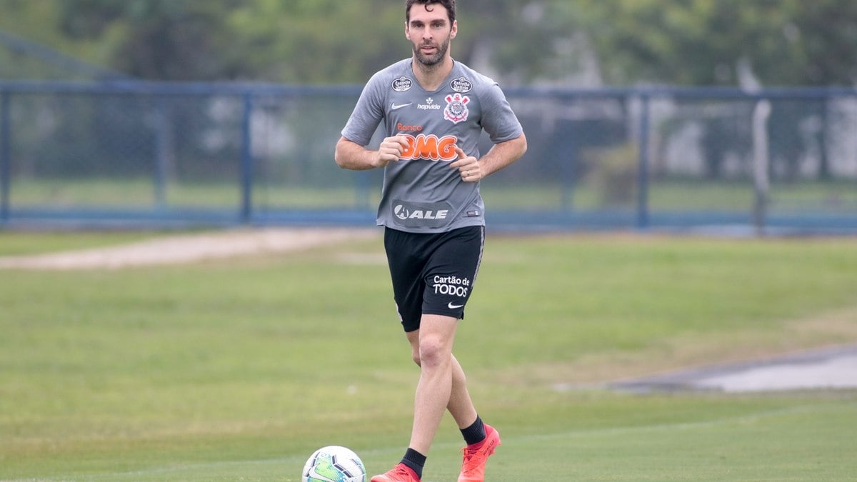 Atacante,ex-Corinthians, é internado dias antes de sua despedida do futebol Atacante,ex-Corinthians, é internado dias antes de sua despedida do futebol