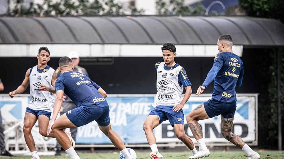 Carille comanda treino tático e esboça equipe para jogo contra a Chapecoense Carille comanda treino tático e esboça equipe para jogo contra a Chapecoense