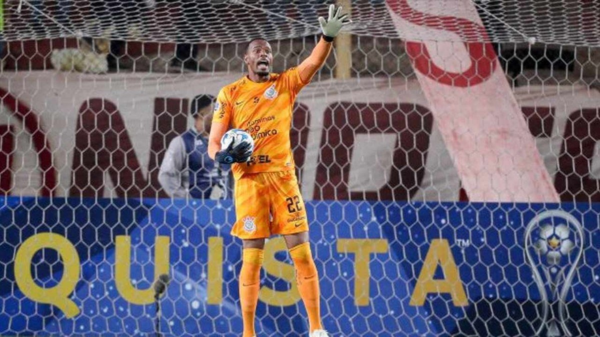 Carlos Miguel não joga mais pelo Corinthians, diz António Oliveira