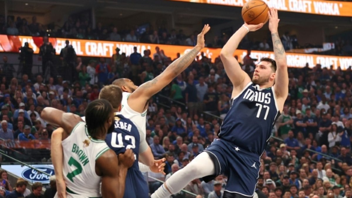 Mavericks vencem Celtics (122-84) e evitam varrida nas Finais da NBA Mavericks vencem Celtics (122-84) e evitam varrida nas Finais da NBA