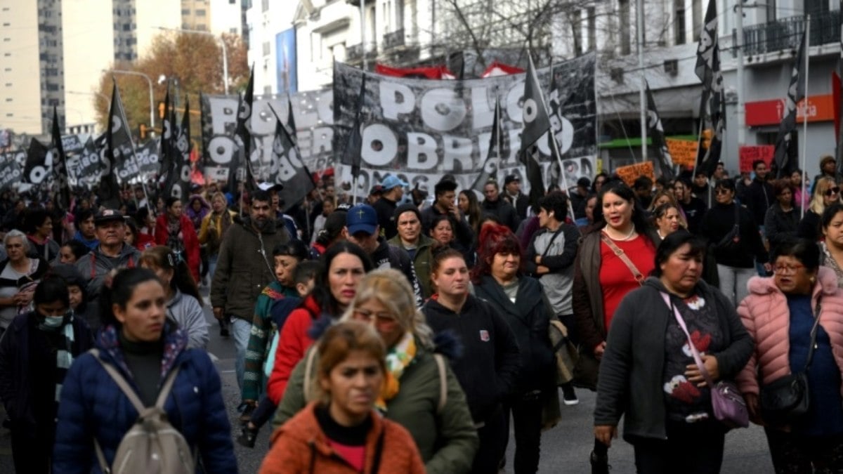 Trabalhadores vão parar exportações de grãos na Argentina contra reformas de Milei Trabalhadores vão parar exportações de grãos na Argentina contra reformas de Milei