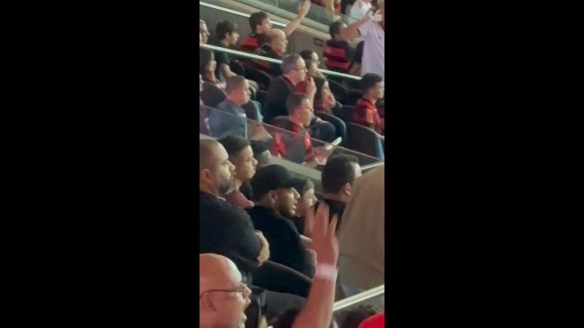Neymar, no Maracanã, vibra com ataques do Flamengo; veja Neymar, no Maracanã, vibra com ataques do Flamengo; veja