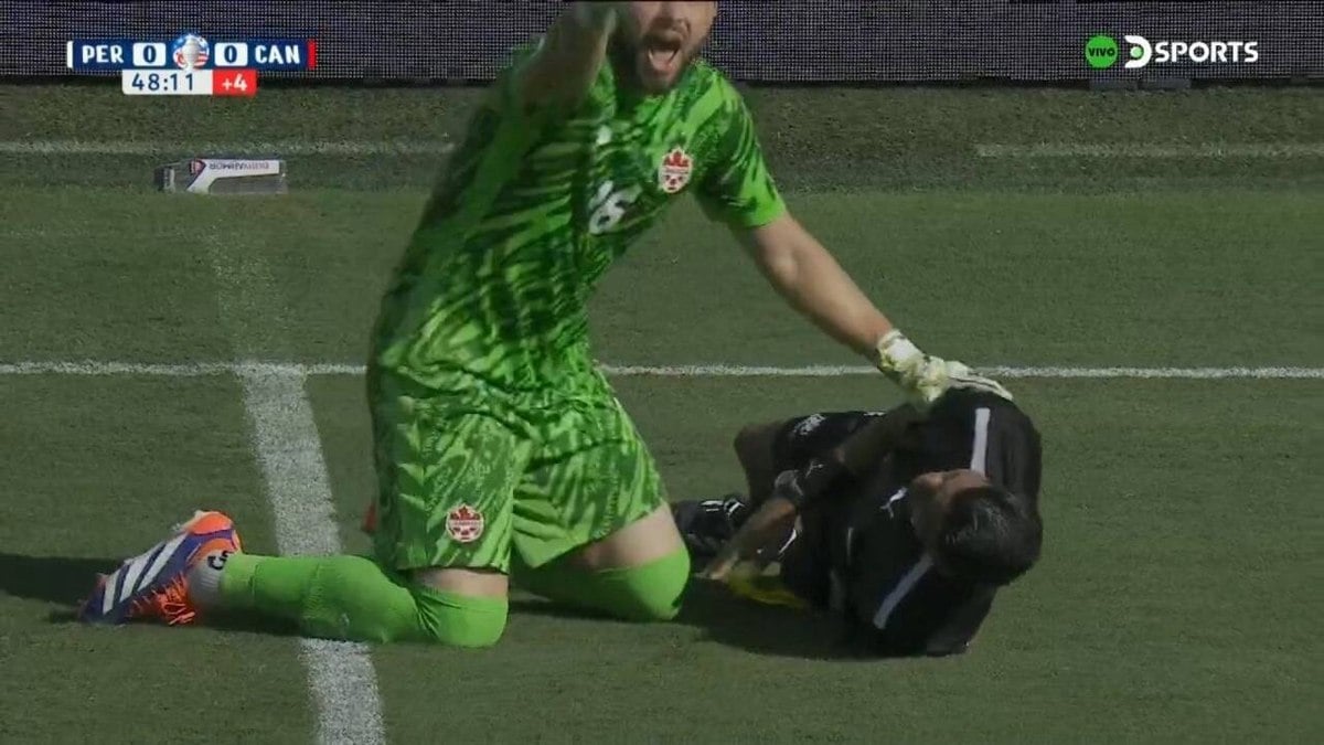 Bandeirinha desmaia durante Peru x Canadá Bandeirinha desmaia durante Peru x Canadá