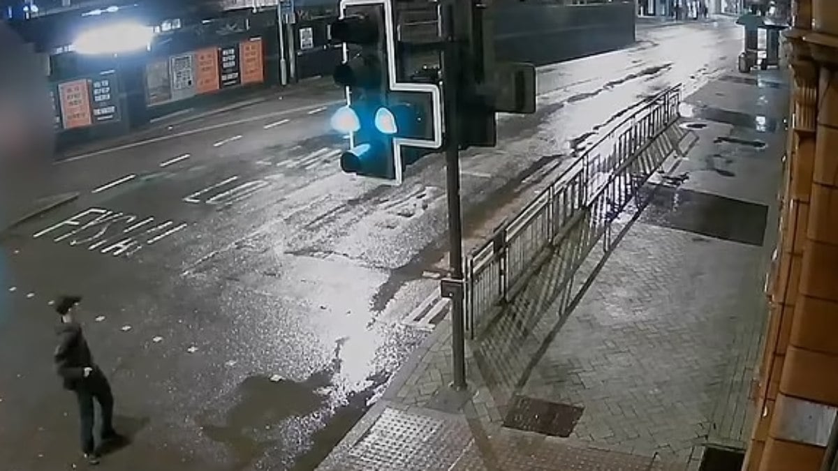 Homem se filma estuprando moradora de rua para ‘comemorar’ aniversário Homem se filma estuprando moradora de rua para ‘comemorar’ aniversário