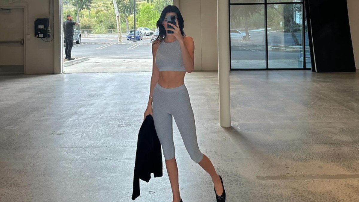 Calça capri está de volta ao radar de tendências Calça capri está de volta ao radar de tendências