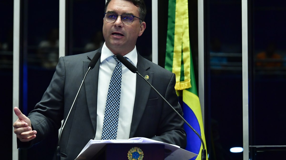 Privatização? Criticado, Flávio Bolsonaro promete mudar PEC das Praias Privatização? Criticado, Flávio Bolsonaro promete mudar PEC das Praias
