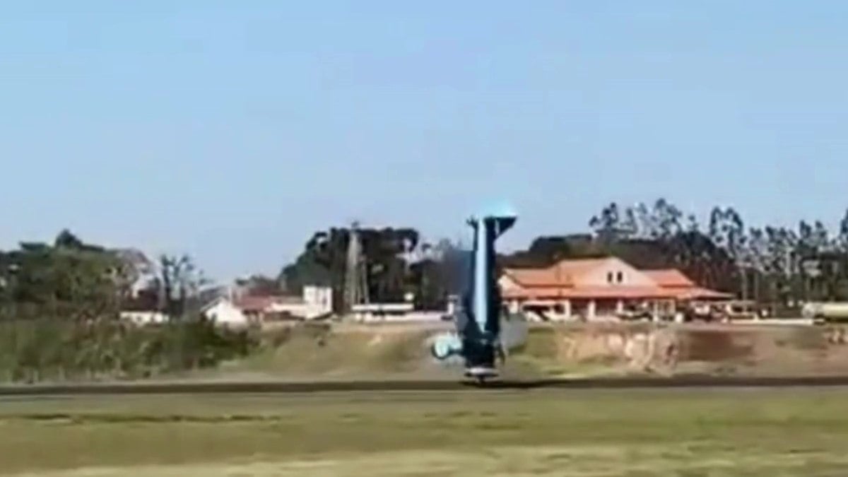avião biplano dá ‘cambalhota’ ao pousar em aroporto do Paraná avião biplano dá ‘cambalhota’ ao pousar em aroporto do Paraná