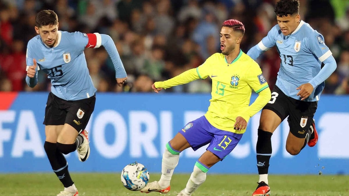 Yan Couto revela que tirou tintura rosa do cabelo a pedido da CBF Yan Couto revela que tirou tintura rosa do cabelo a pedido da CBF