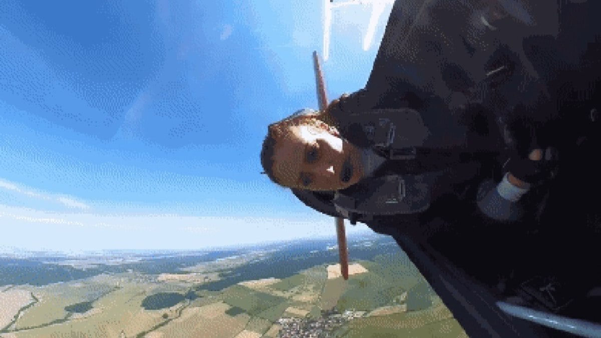 cobertura de avião de acrobacias se abre durante voo cobertura de avião de acrobacias se abre durante voo