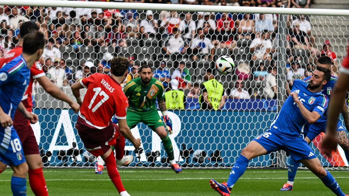 Suíça vence Itália e garante vaga nas quartas de final Suíça vence Itália e garante vaga nas quartas de final