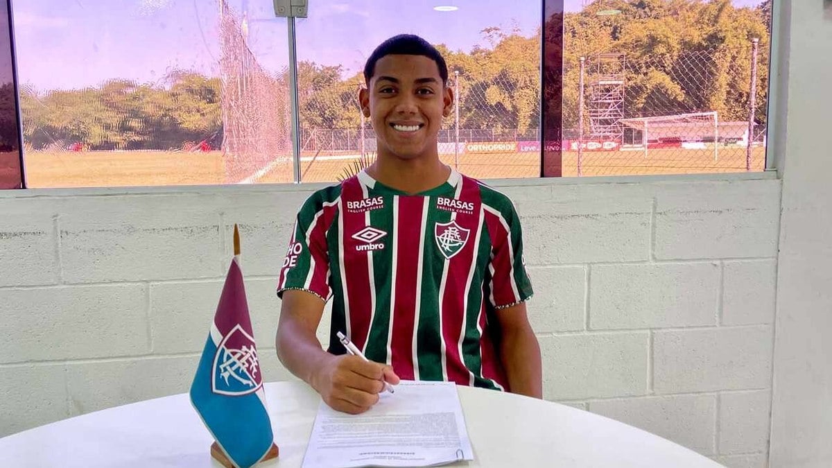 Irmão de Léo Moura assina primeiro contrato profissional com o Fluminense Irmão de Léo Moura assina primeiro contrato profissional com o Fluminense