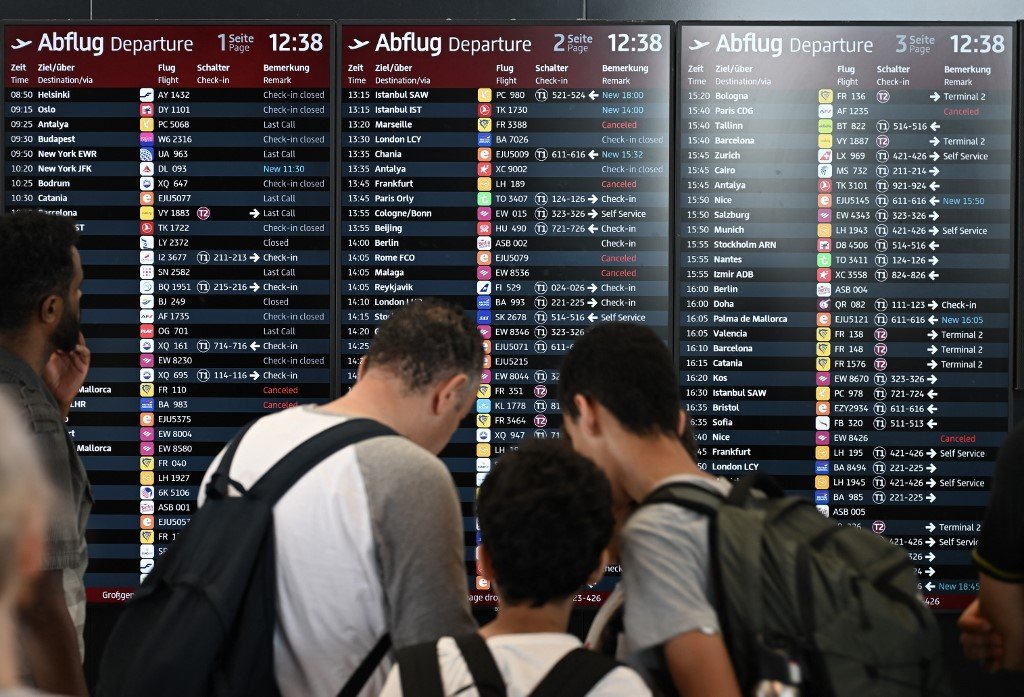 Companhias aéreas retomam gradualmente os serviços após apagão cibernético Companhias aéreas retomam gradualmente os serviços após apagão cibernético