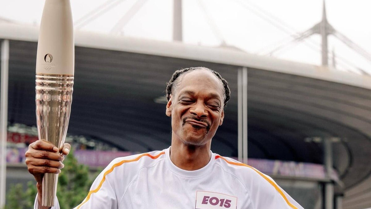 Snoop Dogg rouba cena em desfile com a tocha olímpica