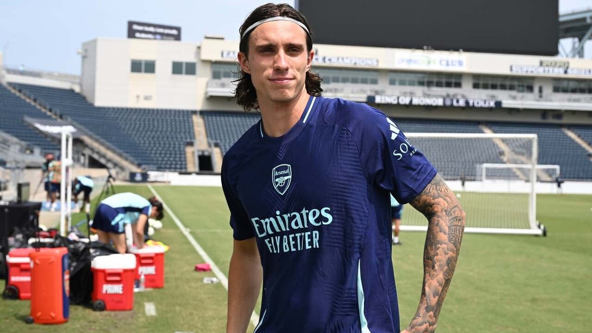 Calafiori é apresentado ao elenco do Arsenal Calafiori é apresentado ao elenco do Arsenal