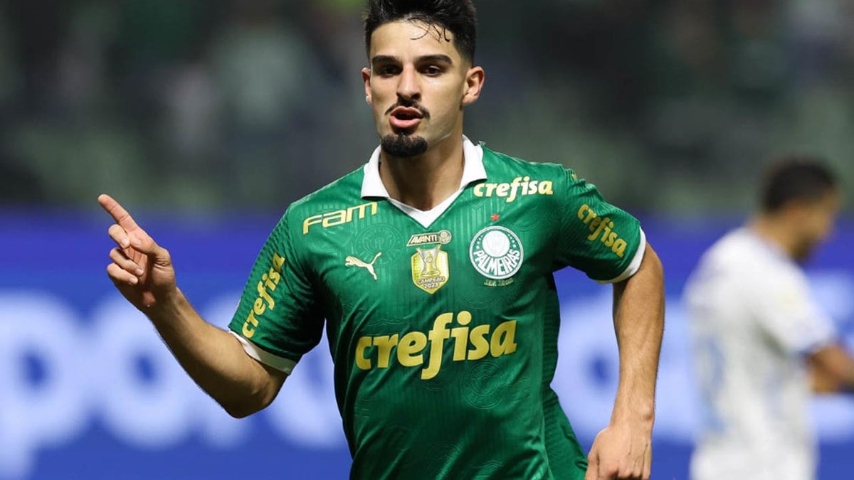 Com polêmica, Palmeiras bate Cruzeiro e segue na caça ao líder do Brasileirão Com polêmica, Palmeiras bate Cruzeiro e segue na caça ao líder do Brasileirão