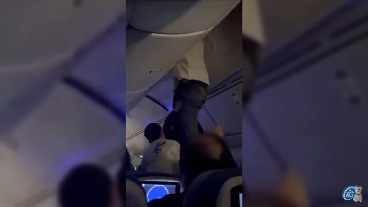 Passageiros de voo que fez pouso forçado relatam pânico: ‘caos total’ Passageiros de voo que fez pouso forçado relatam pânico: ‘caos total’