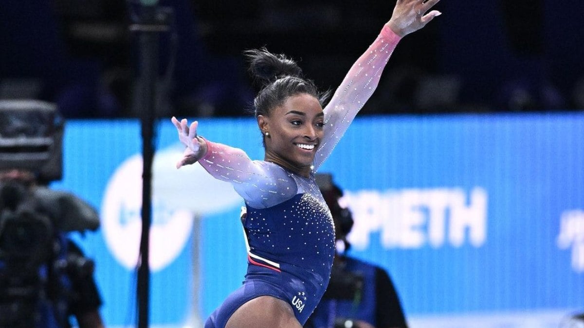 Com direito a pin exclusivo de Simone Biles, troca de broches movimenta Vila Olímpica Com direito a pin exclusivo de Simone Biles, troca de broches movimenta Vila Olímpica