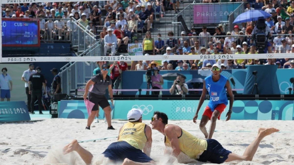 George e André perdem para dupla cubana no vôlei de praia em Paris George e André perdem para dupla cubana no vôlei de praia em Paris