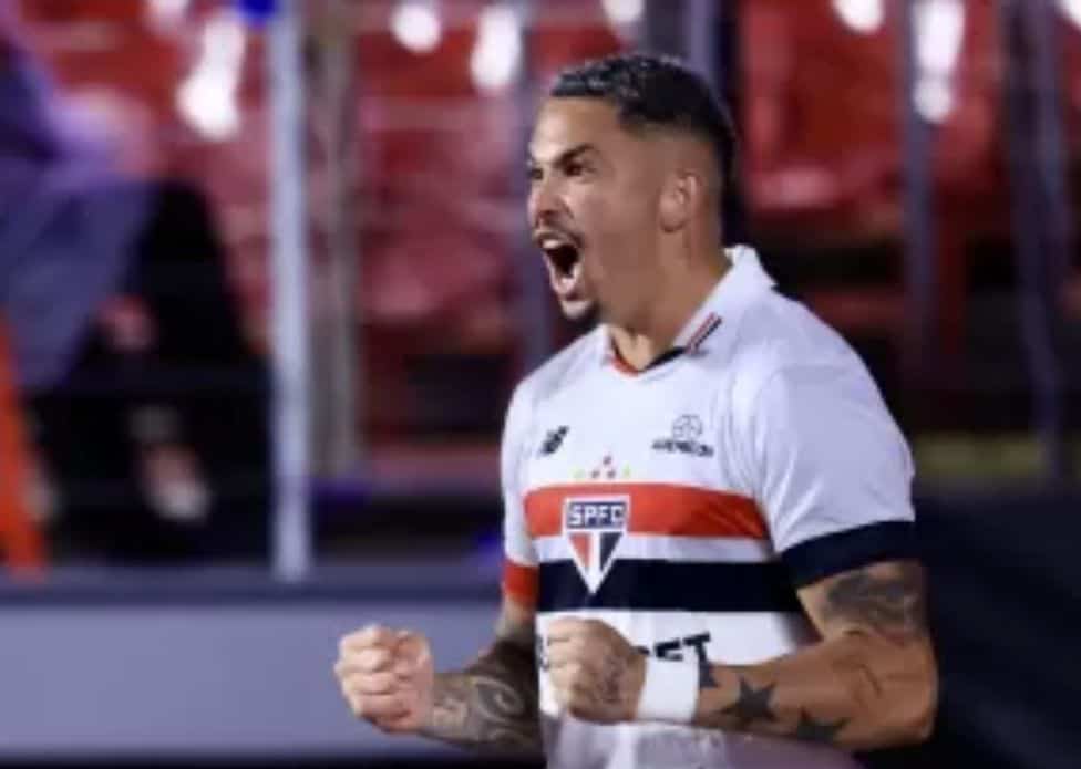 São Paulo aproveita expulsão, vence Goiás e sai na frente na Copa do Brasil – ac24horas.com São Paulo aproveita expulsão, vence Goiás e sai na frente na Copa do Brasil – ac24horas.com
