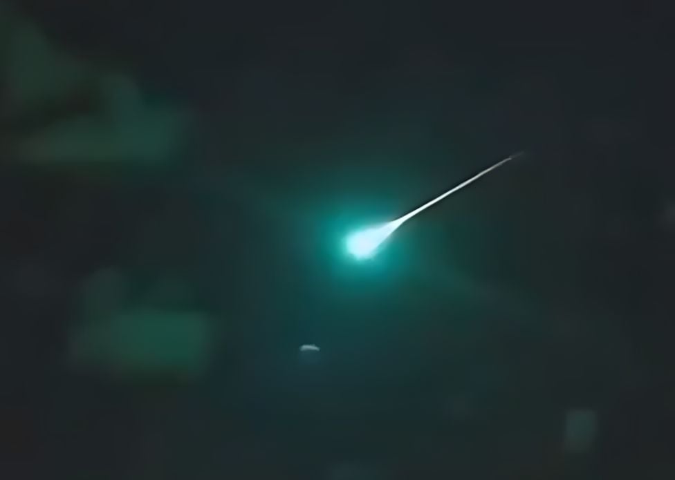 Suposto corpo celeste deixa rastro de luz no céu do Acre; confira o vídeo Suposto corpo celeste deixa rastro de luz no céu do Acre; confira o vídeo