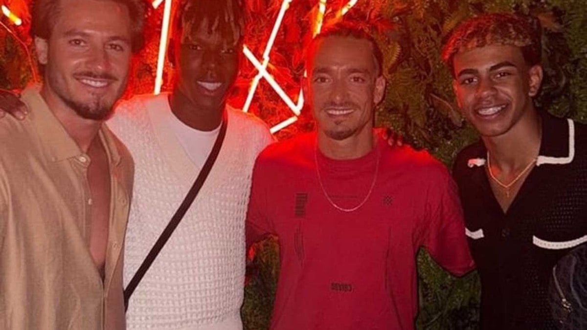 Yamal e Nico Willians curtem férias juntos e ‘lideram dança’ em Marbella Yamal e Nico Willians curtem férias juntos e ‘lideram dança’ em Marbella