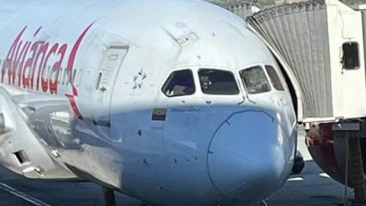 Avião faz pouso de emergência após janela de piloto estourar