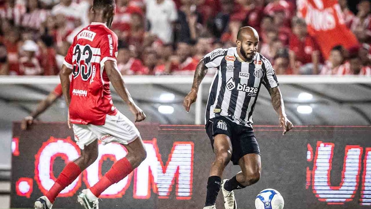 Patrick volta a jogar mas segue com futuro indefinido no Santos Patrick volta a jogar mas segue com futuro indefinido no Santos