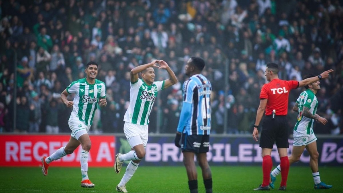 João Lucas celebra vitória no Brasileiro e fala sobre a Copa do Brasil João Lucas celebra vitória no Brasileiro e fala sobre a Copa do Brasil