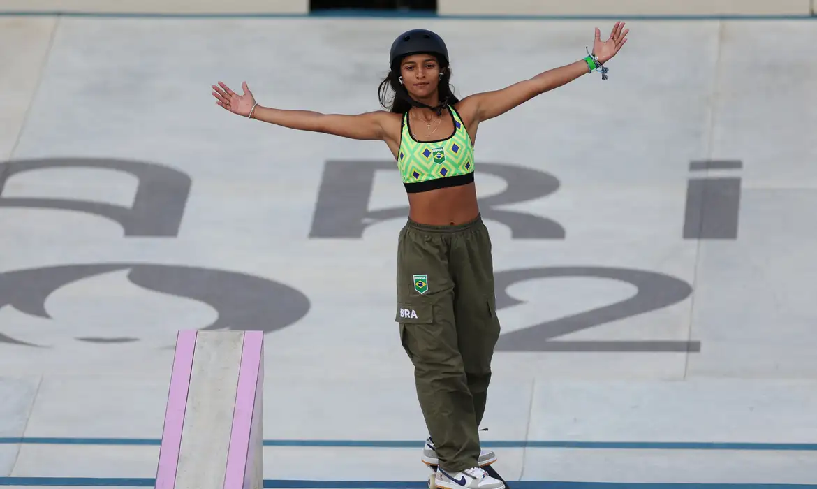 Rayssa Leal conquista medalha de bronze no skate street feminino em Paris Rayssa Leal conquista medalha de bronze no skate street feminino em Paris