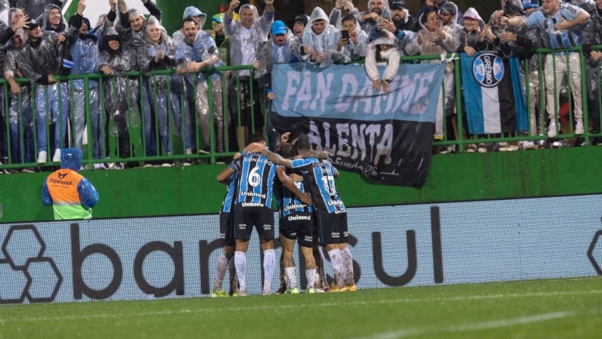 Com gol de Soteldo, Grêmio vence o Vasco e sai da zona de rebaixamento Com gol de Soteldo, Grêmio vence o Vasco e sai da zona de rebaixamento