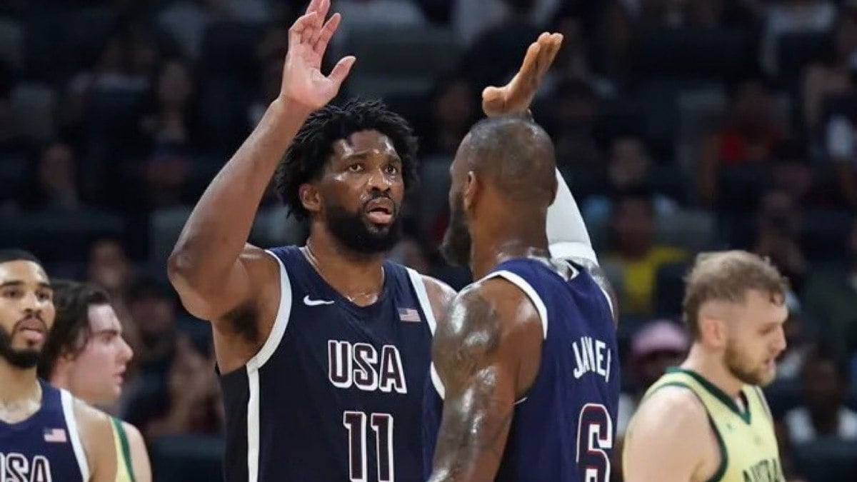 Astro do Dream Team, Embiid vira alvo de protestos em chegada a Paris; veja o vídeo Astro do Dream Team, Embiid vira alvo de protestos em chegada a Paris; veja o vídeo
