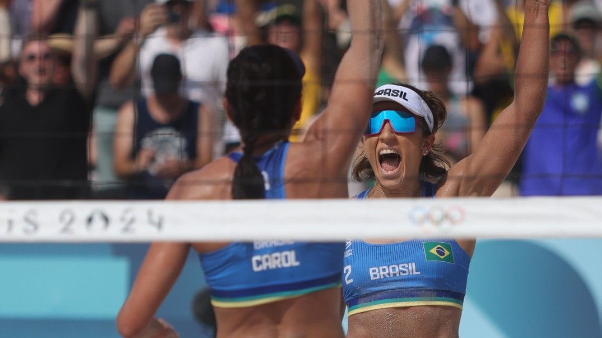 Carol e Bárbara vencem mais uma e avançam às oitavas no vôlei de praia Carol e Bárbara vencem mais uma e avançam às oitavas no vôlei de praia