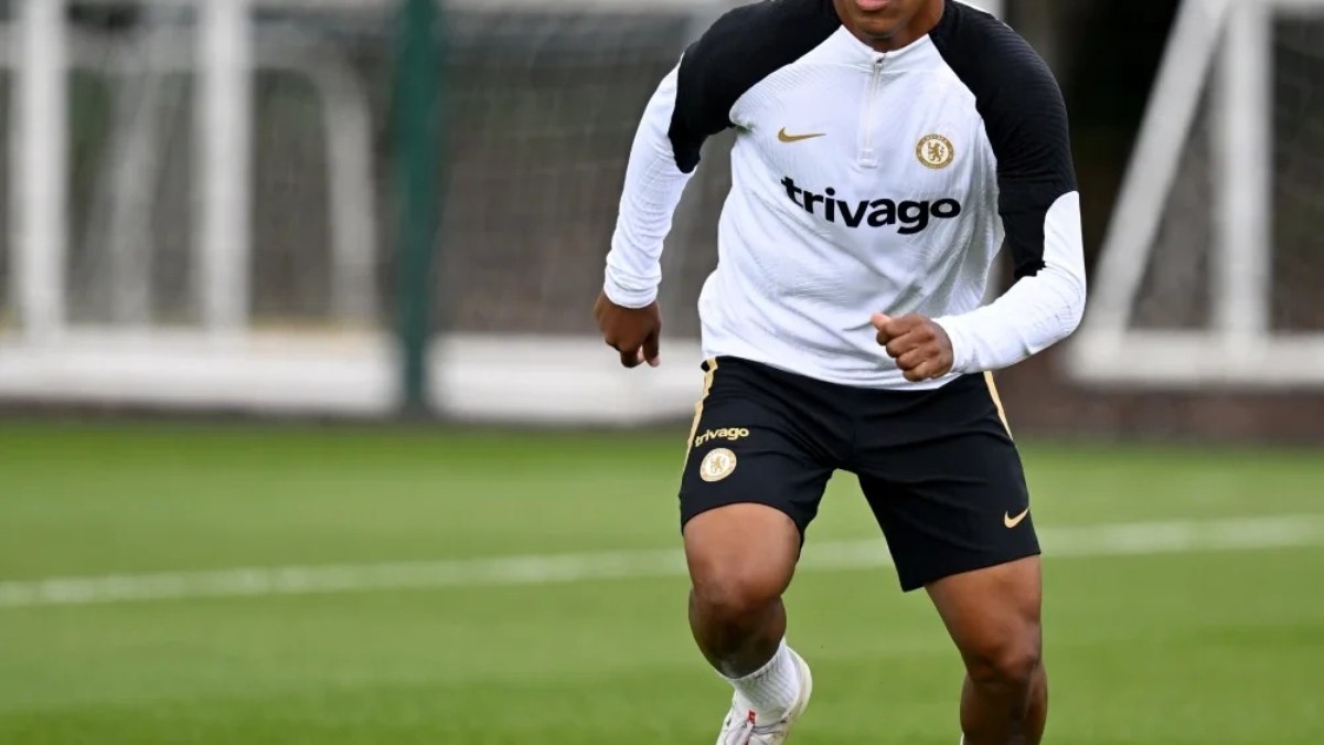 Chelsea viaja para pré-temporada e deixa 48 jogadores fora da lista Chelsea viaja para pré-temporada e deixa 48 jogadores fora da lista