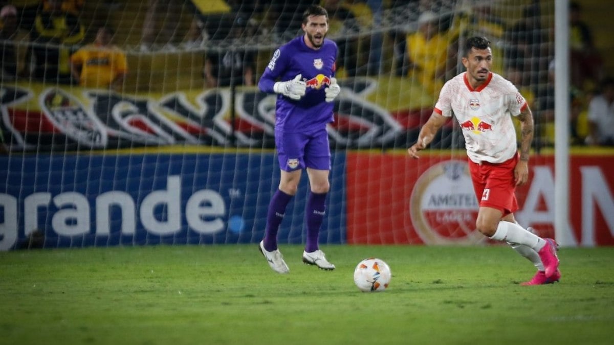 Com a menos, Red Bull Bragantino vence o Athletico pelo Brasileirão Com a menos, Red Bull Bragantino vence o Athletico pelo Brasileirão